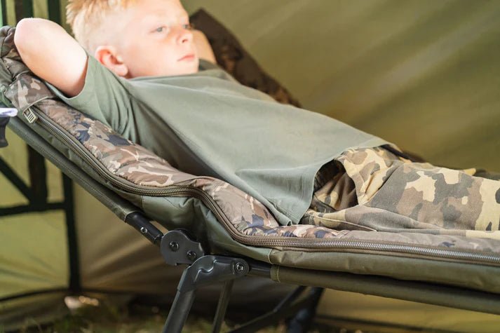 Bed Chair Nash Indulgence 4 Junioren Sleep System Camo - Tienda Carpfishing