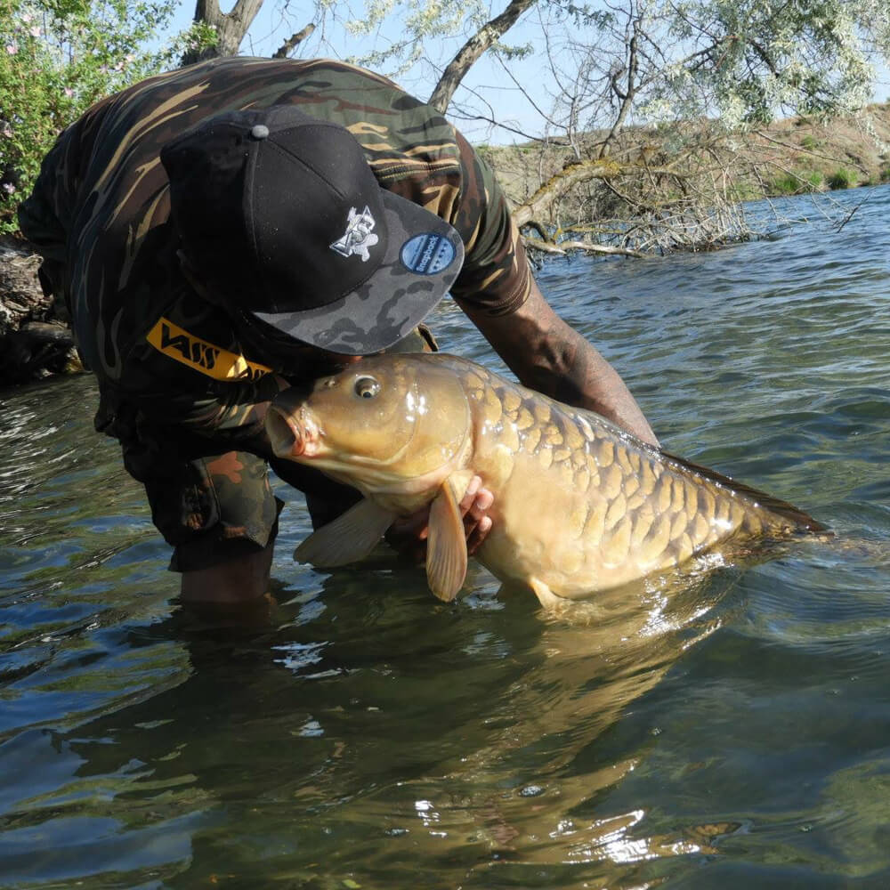 Gorra Vass VB691 Peak Negra - Gris Camo - Tienda Carpfishing