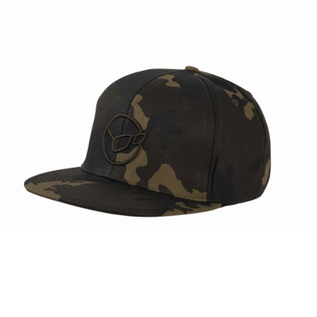 Gorra Korda Snapback en camuflaje oscuro, ideal para carpfishing, con visera plana y cierre de velcro ajustable.