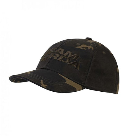 Gorra Korda TK Dark Kamo de camuflaje oscuro, ideal para carpfishing, con visera curva y cierre de velcro.