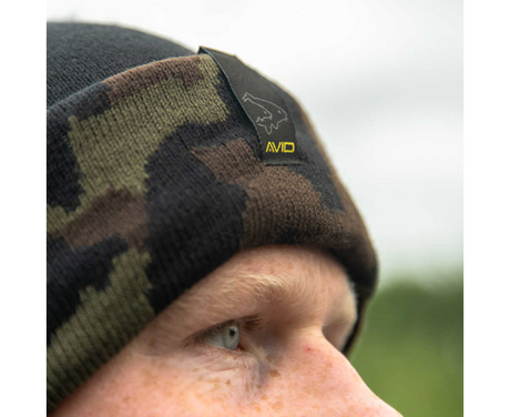 Kappe Avid Carp Schwarz und Tarnmuster