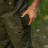 Traje térmico Avid Carp Revolve Impermeable - Tienda Carpfishing