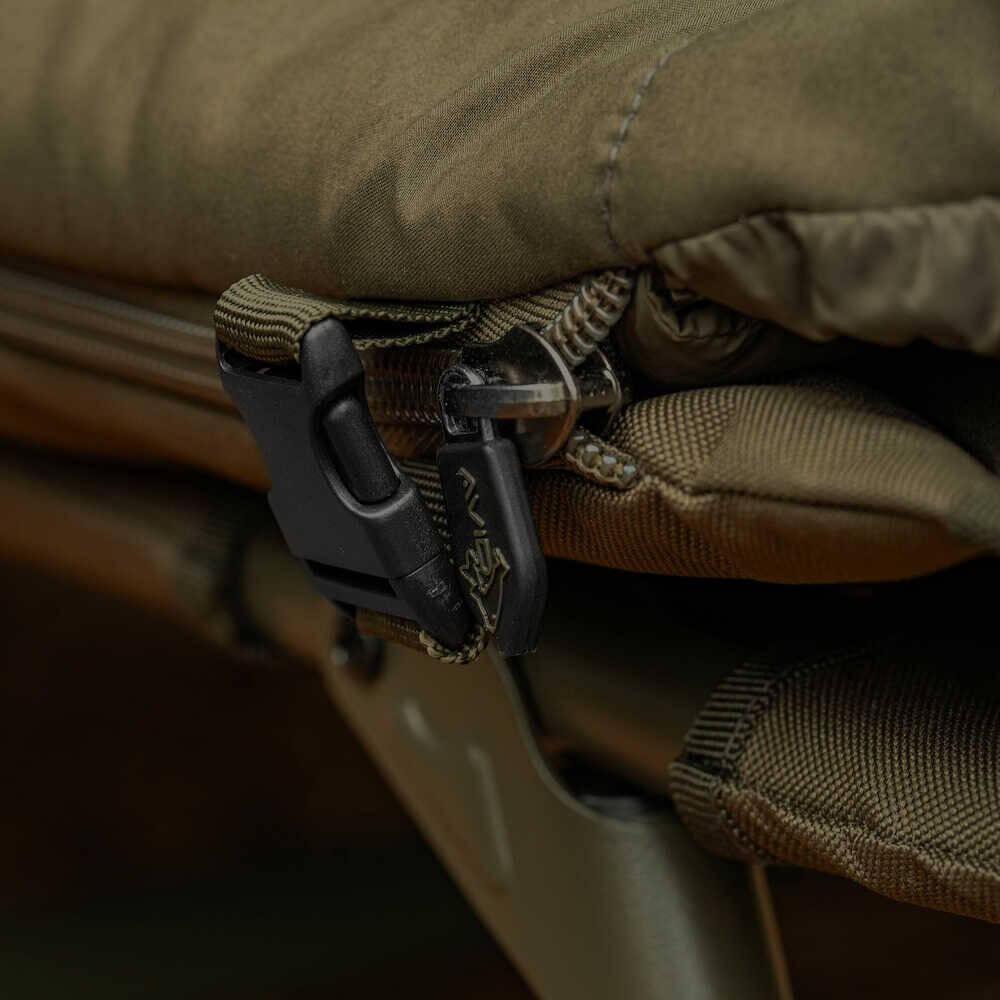 Bed Chair con saco de dormir Avid Carp Revolve System - Tienda Carpfishing