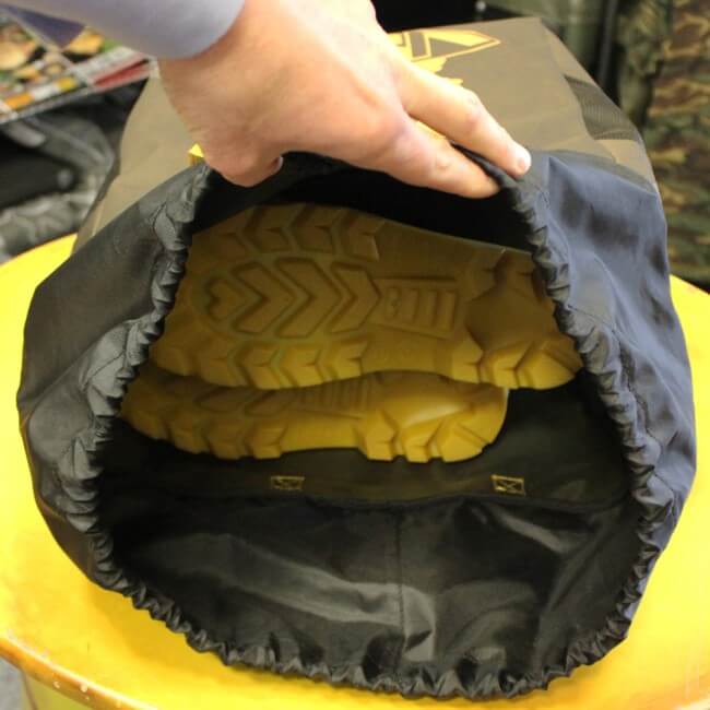 Bolso para botas y vadeador Vass Camo - Tienda Carpfishing