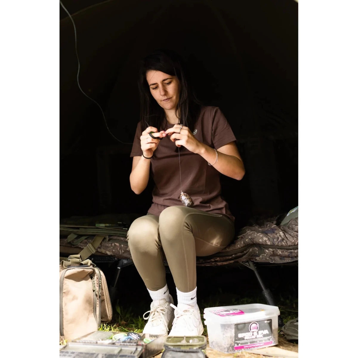 Camiseta Mujer Korda Kore Taupe - Tienda Carpfishing